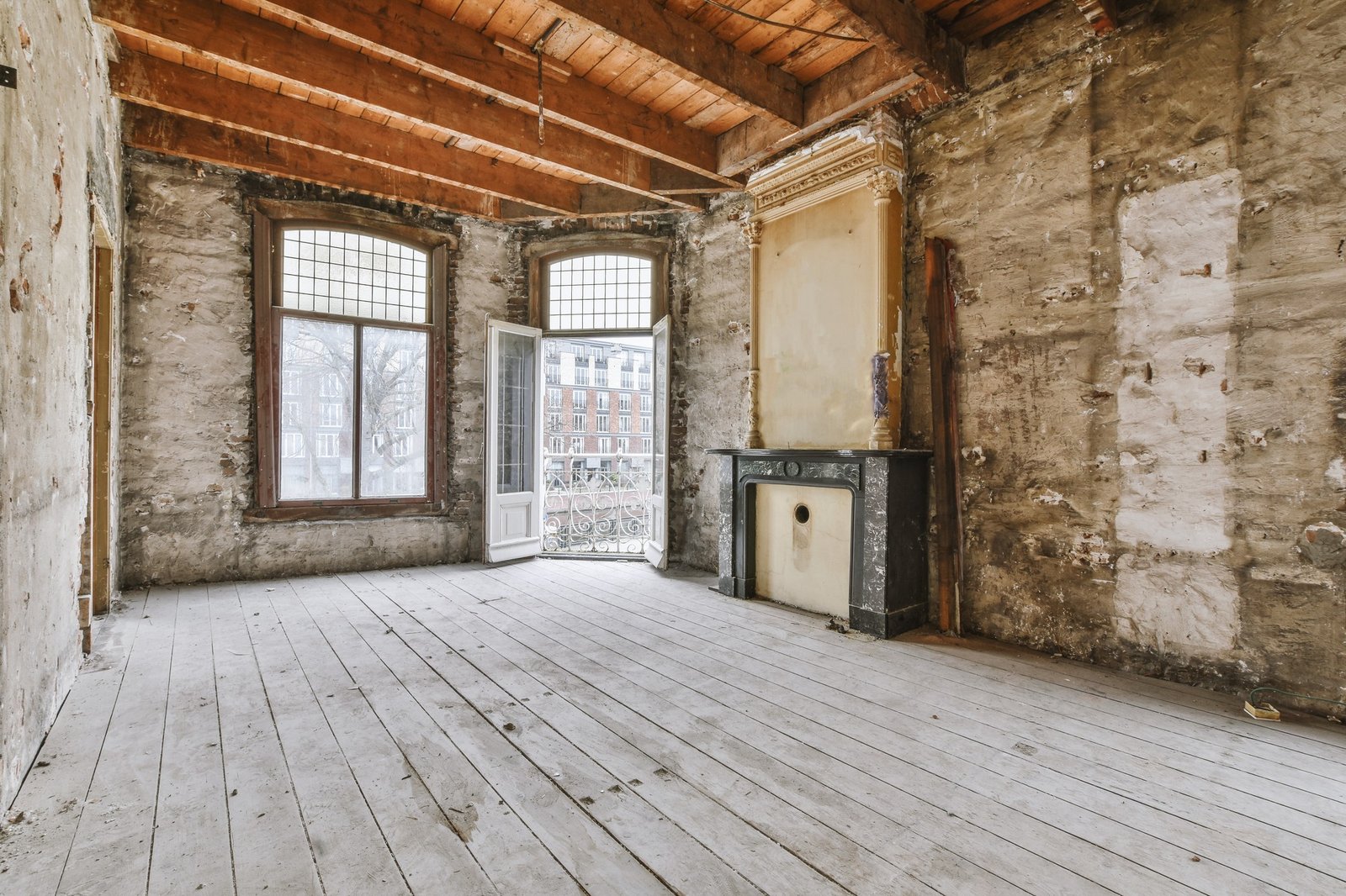 Alte Wände und Decken in einer Altbauwohnung