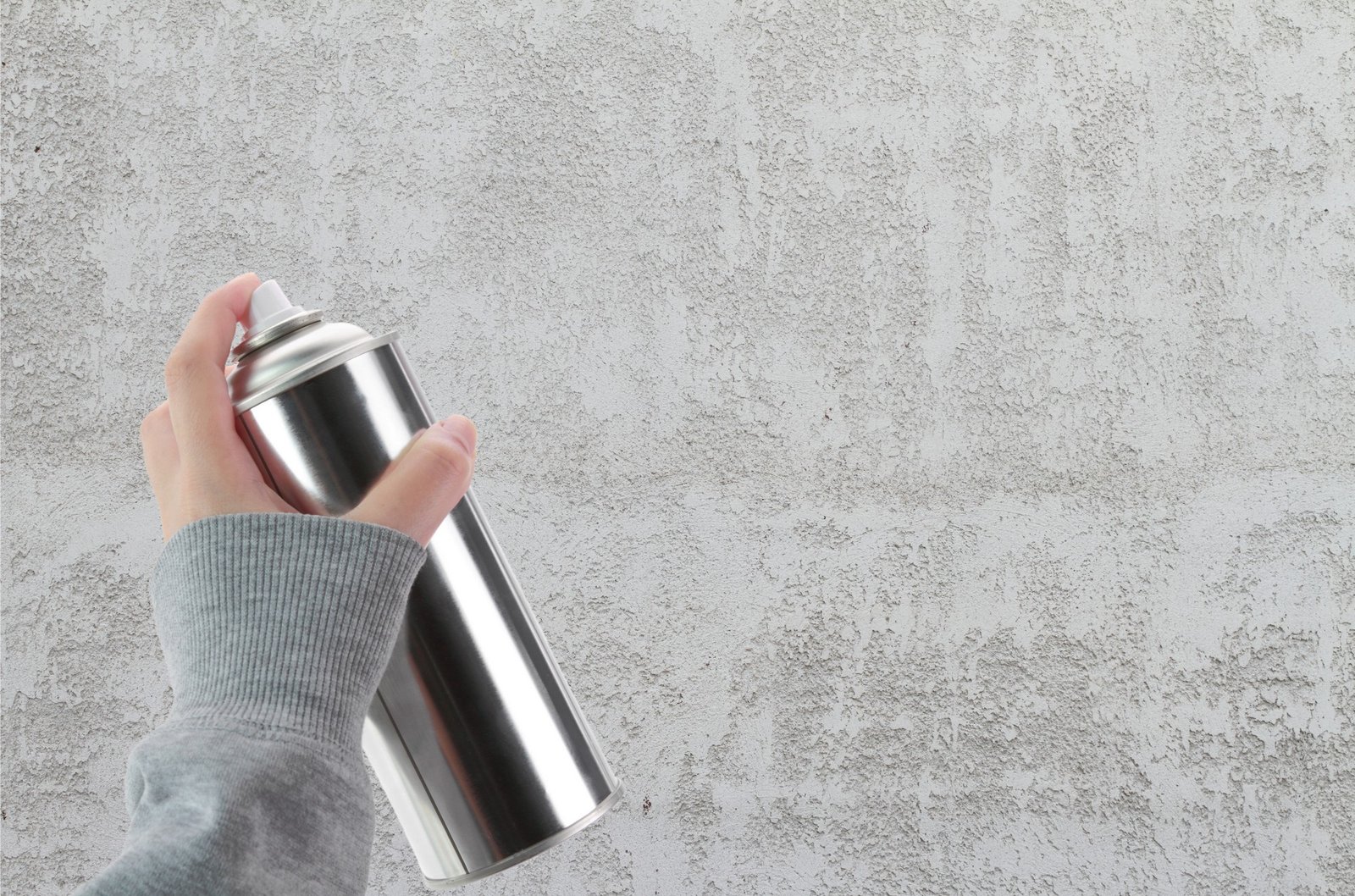Sprühflasche und frisch behandelte Wandoberfläche