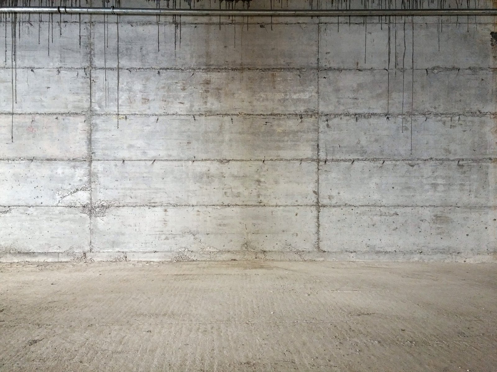 Feuchter Keller mit Betonwänden