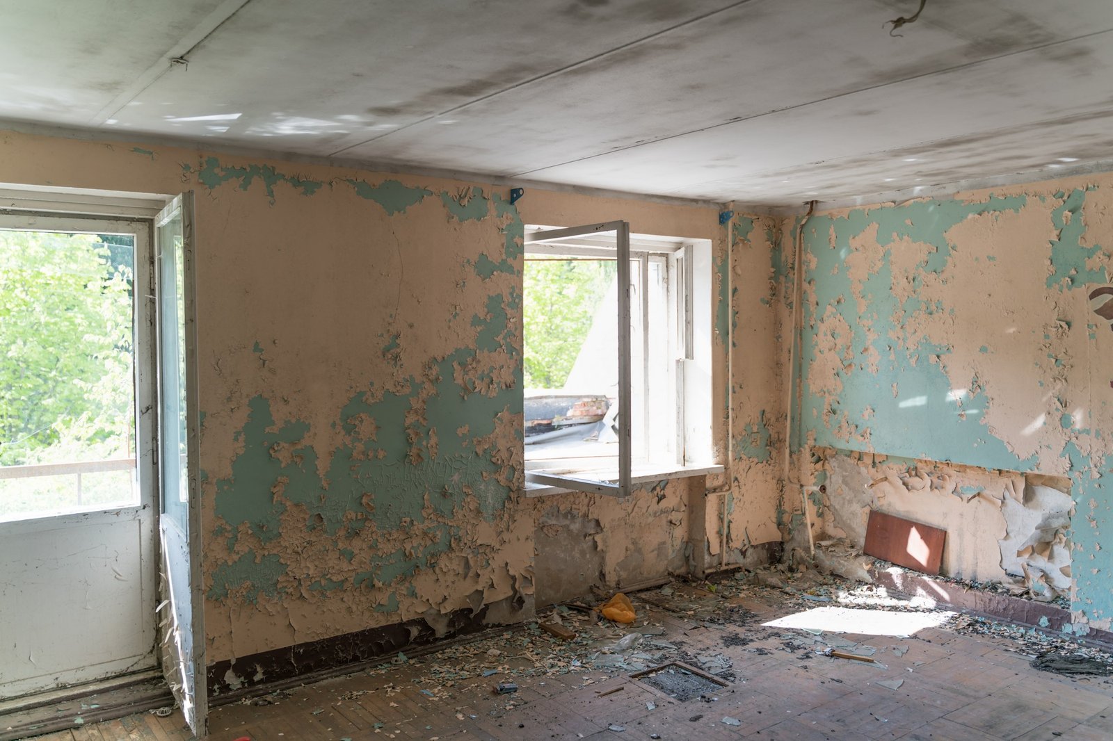 Stark beschädigte und vernachlässigte Wand mit Verfärbungen in einem Wohnraum