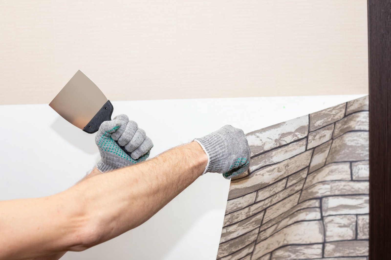 Tapete wird von einer feuchten Wand abgezogen