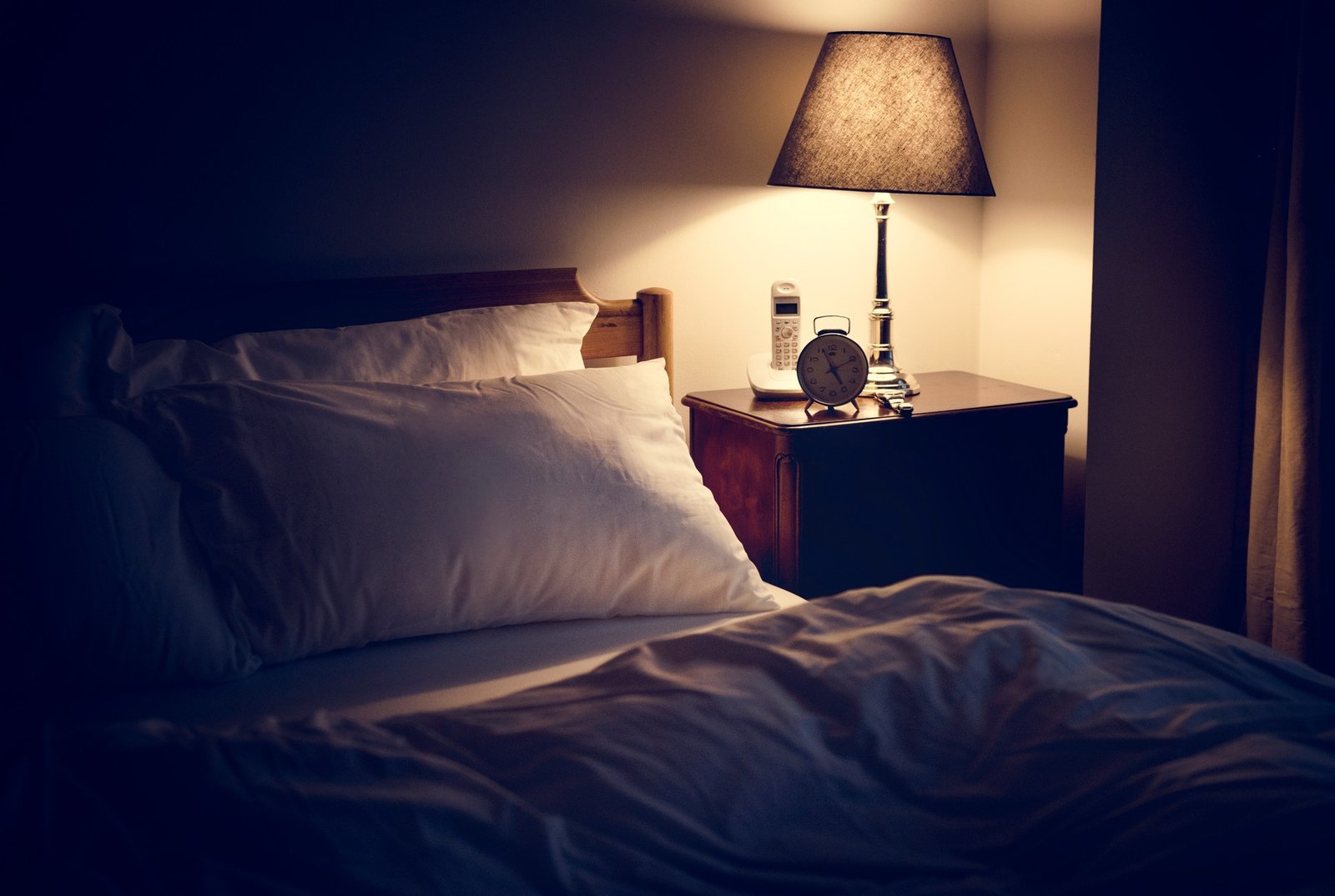 Schlafzimmer mit gedimmtem Licht und Wänden im Hintergrund